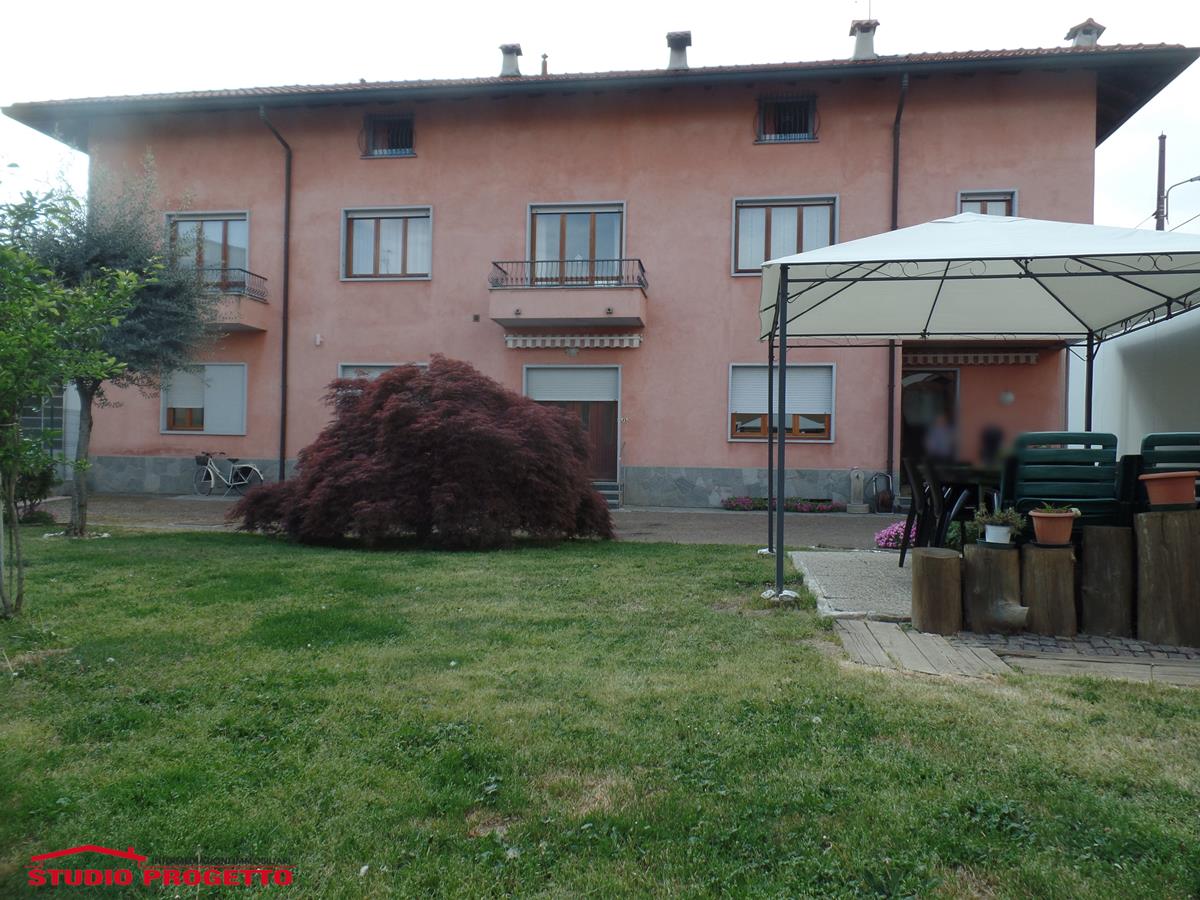 Casa indipendente composta da due appartamenti oltre ampia mansarda in vendita a Cabiate (CO) 4